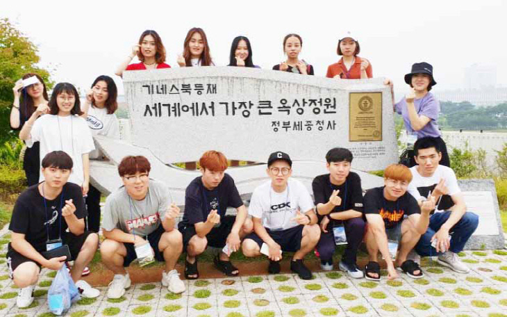한국영상대 외국인 유학생이 한국문화체험을 하고 있다
