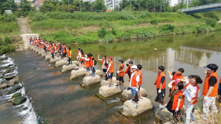 운남동 자봉캠프 EM흙공 던지기