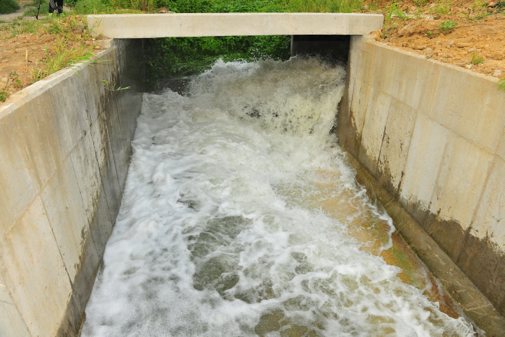 공주보-예당저수지 간 도수로에서 금강물이 토출되고 있다 (2)