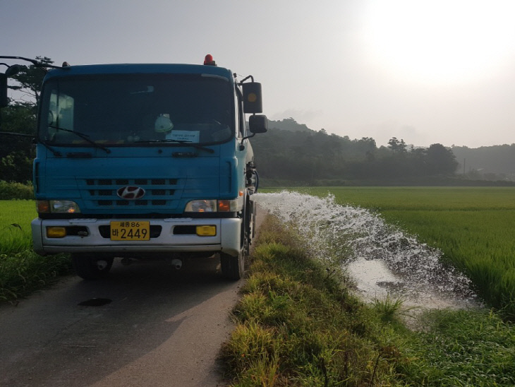사진3-1. 서신면 일원 급수차 농업용수 공급 모습