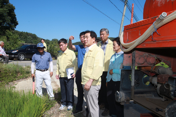 송기섭 군수 가뭄현장 방문사진1