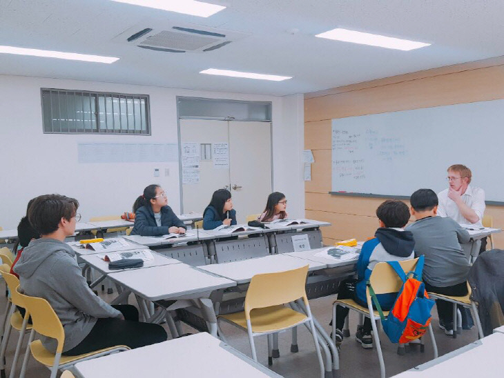 01. 외국어영재교육원 영어 주제토론 장면