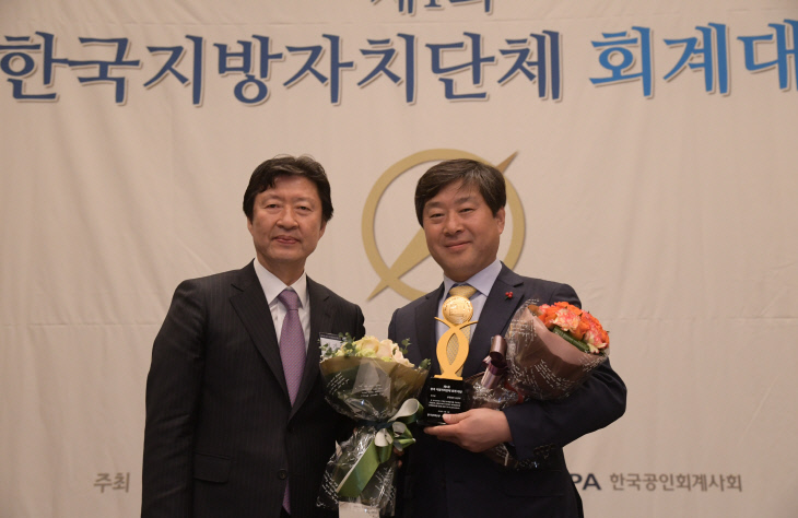 회계대상(왼쪽-김기웅 한국경제신문사장)