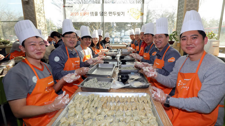 [사진자료] 한국타이어 설맞이 情 담은 만두 빚기 봉사 진행 1