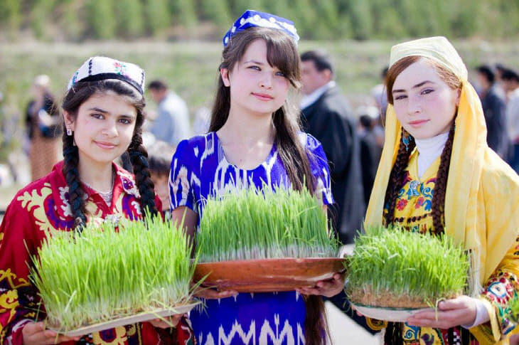 Tajik_girls_on_holiday_Navruz[1]