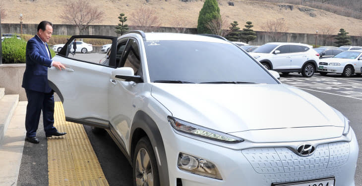 김영만군수님 전기차타시는 모습