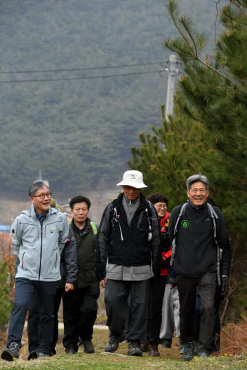 사진1_김재현 산림청장(왼쪽 첫번째) 내포문화숲길 탐방