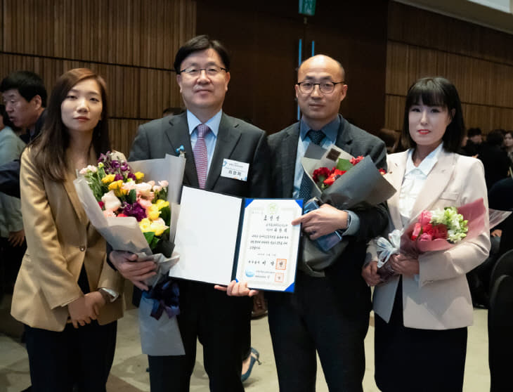 [사진자료] 한국동그라미파트너스 국무총리표창 기념촬영