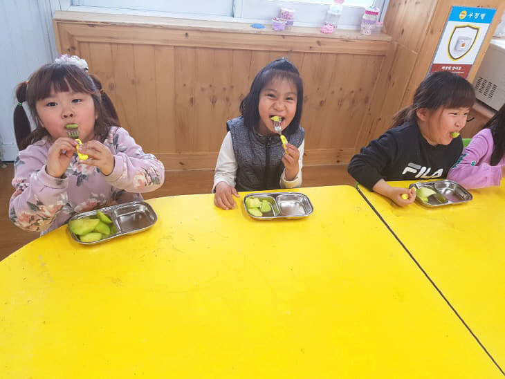 한정초 돌봄교실 아동 과일간식 사진