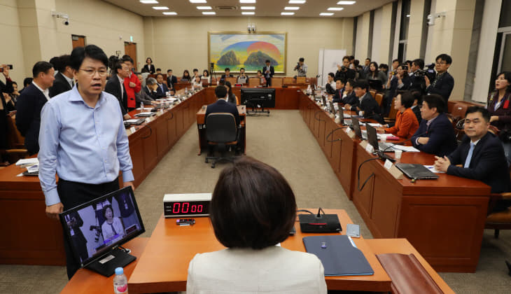 항의하는 장제원 간사와 한국당 의원들<YONHAP NO-5598>