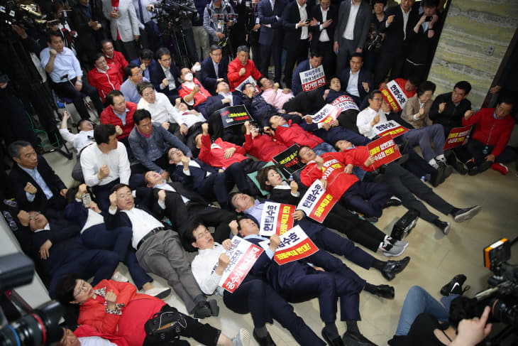 정개특위 회의장 앞에서 구호 외치는 한국당<YONHAP NO-0296>