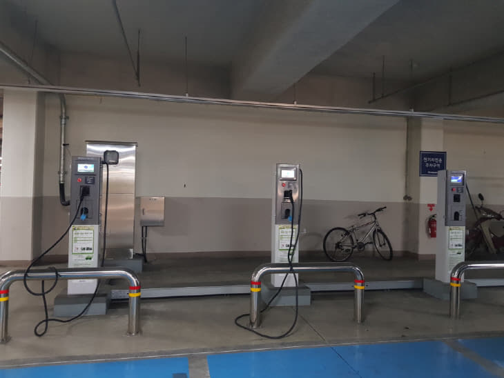 1.자료사진 － 아파트 단지내 전기차 충전소