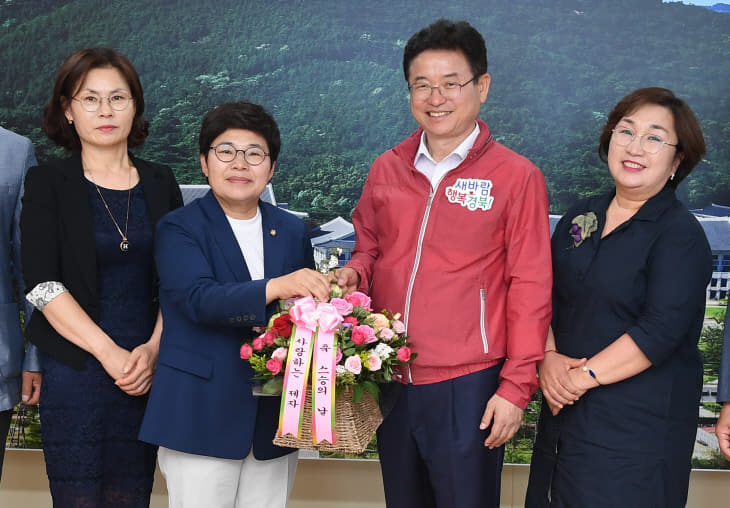 스승의날 제자방문(왼쪽부터 두번째 임이자 국회의원)