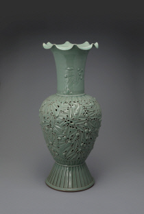 청자도토리문 이중투각병 30x70cm, 1995년작