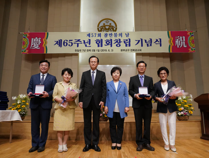 33년 근속 공로패 수상하는 수상자들