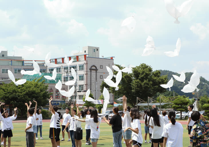 친환경 비둘기 풍선을 날리고 있다 (2)