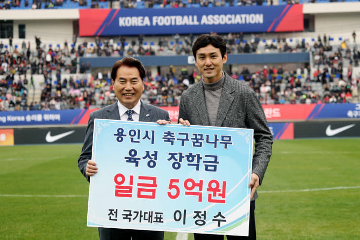 4월6일 이정수 선수가 백군기 시장에 장학금을 전달하는 모습