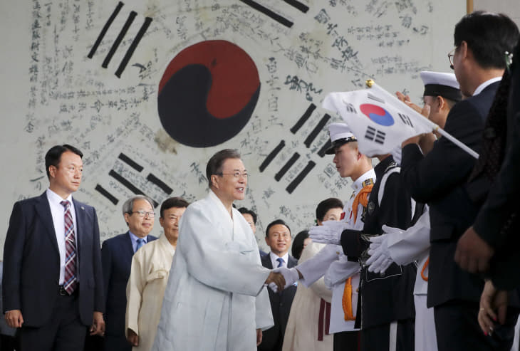 문 대통령, 광복군 서명 태극기 앞에서<YONHAP NO-2325>