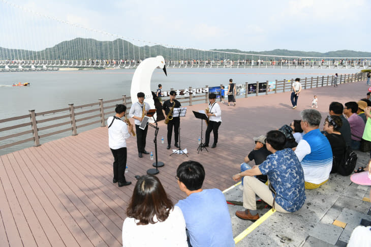 예당호 출렁다리 방문객 200만 돌파03