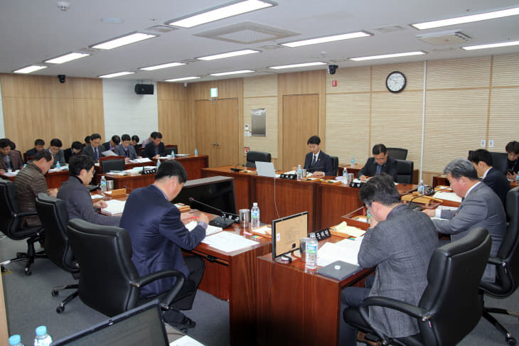 세종시의회 산업건설위원회 회의 장면
