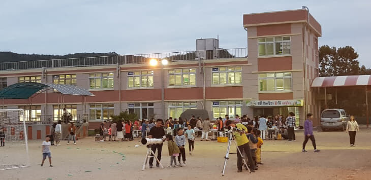 학교 안뜰 야영 실시1