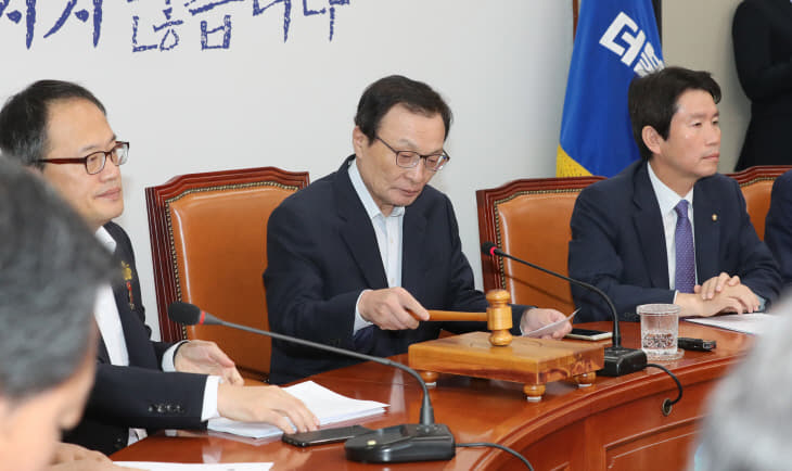 의사봉 두드리는 이해찬<YONHAP NO-1772>