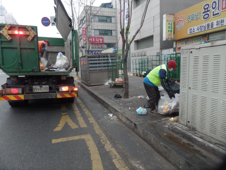 (사진 ) 관내 한 도로변에서 생활쓰레기를 수거하는 장면