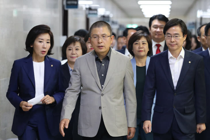 최고위원회의 위해 이동하는 황교안-나경원<YONHAP NO-3053>