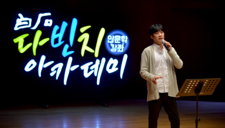 지금 이 순간을 부르고 있다.