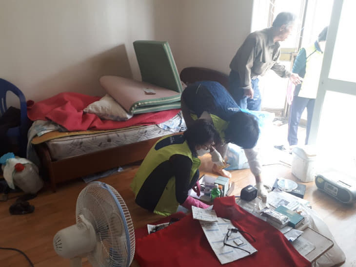 신관동 독거노인 주거환경 개선 봉사활동 사진