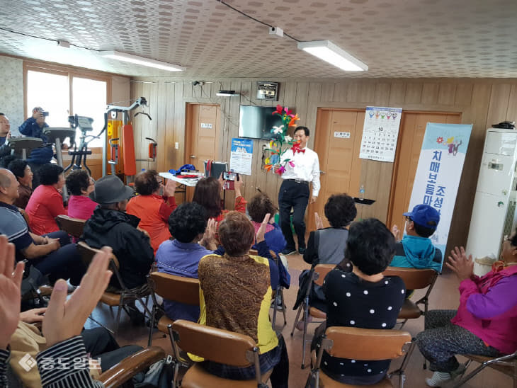 사진자료2(2019.10.21.)치매보듬마을조성사업(치매예방 마술)