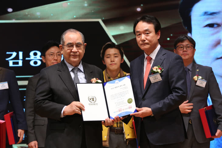 1.한국수목원관리원 김용하이사장 수상 사진
