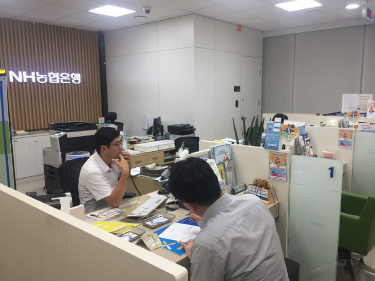 보도자료02_한 군민이 예산사랑상품권을 구입하는 모습