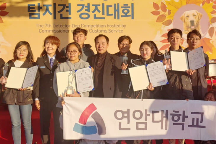 학생들과 한동운 지도교수