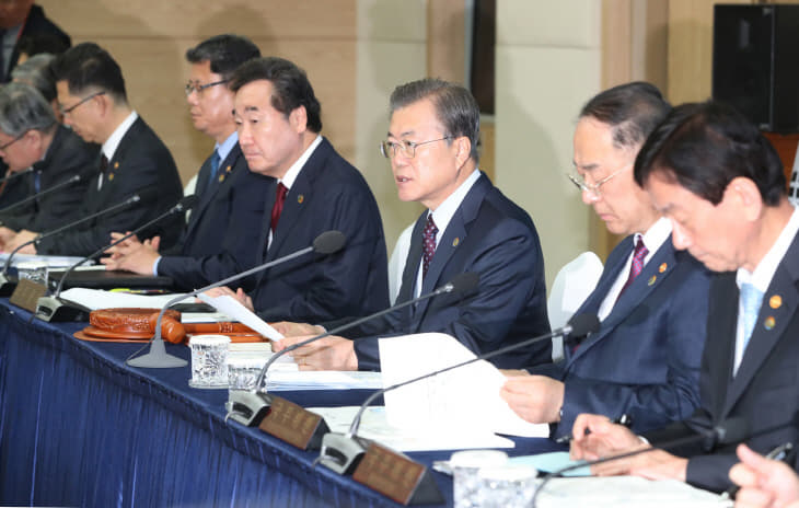 국무회의 발언하는 문 대통령<YONHAP NO-2098>