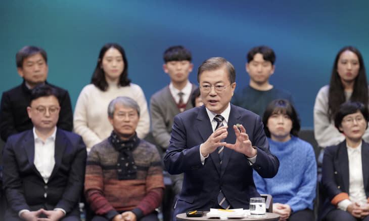 문 대통령, 국민과 대화<YONHAP NO-4647>