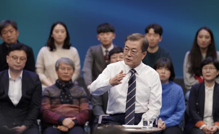 문 대통령, '국민과 대화'<YONHAP NO-4869>