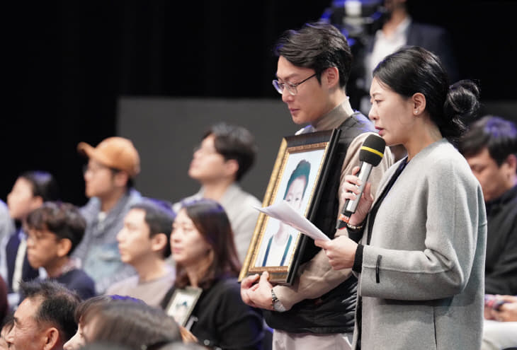 대통령에게 질문하는 고(故) 김민식 군의 부모<YONHAP NO-4399>
