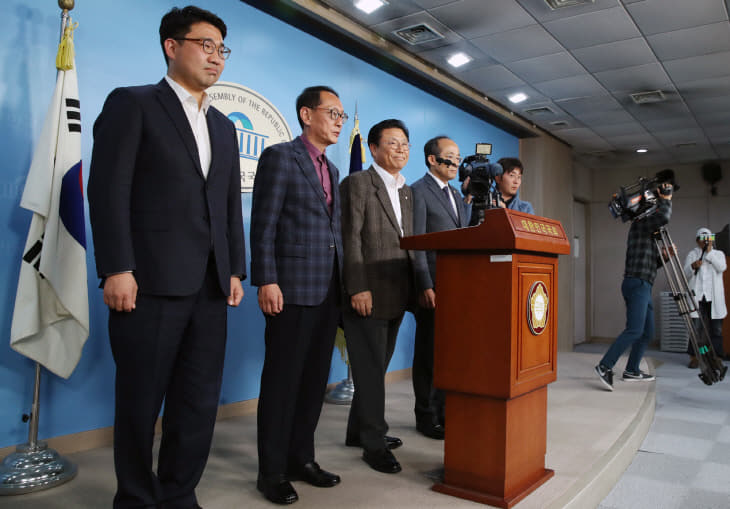 자유한국당 당직자 일괄 사퇴<YONHAP NO-3056>
