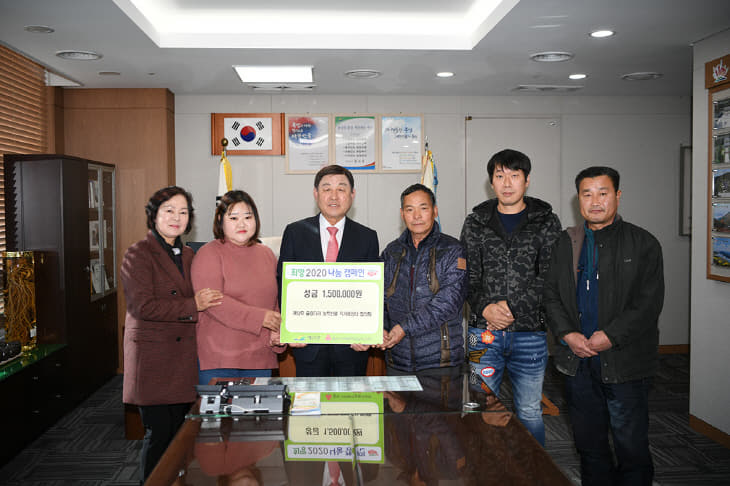 농산물 직거래장터 참여 농가들이 황선봉군수에  성금을 기탁