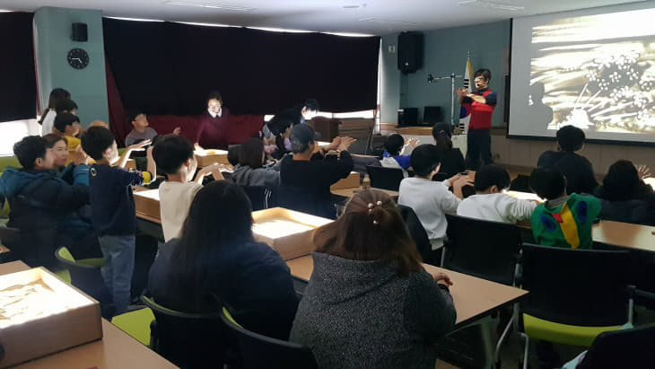 사진4 모래가 들려주는 이야기 체험활동(2)