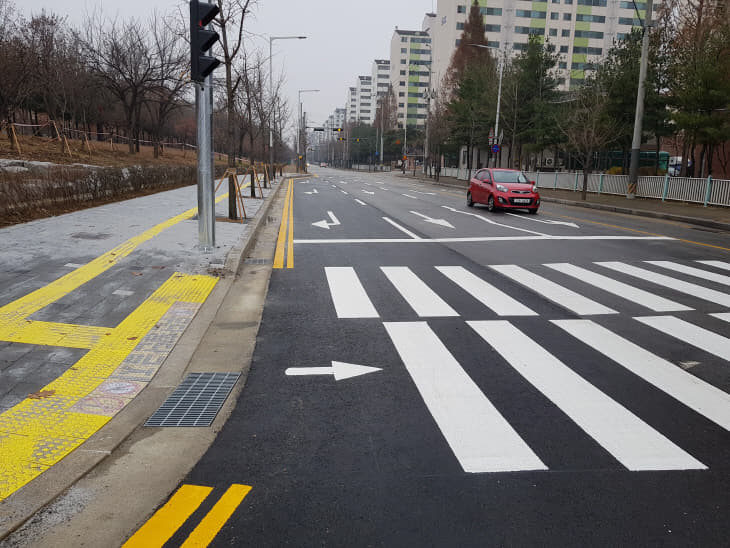 1-1. 동두천시, 부영5단지 아파트 앞 가·감속차로 포장 완료