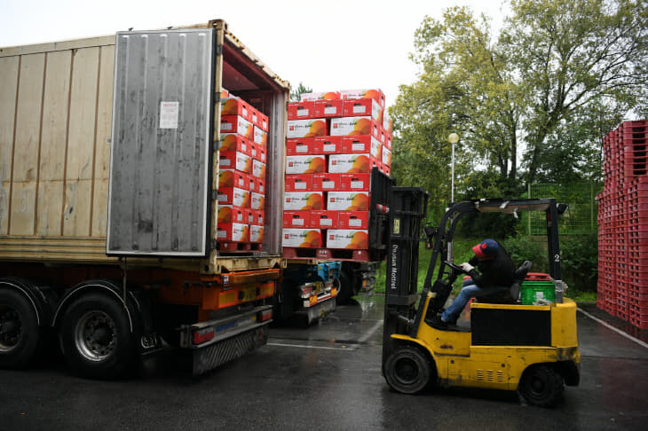 러시아로 수출되는 예산황토사과를 컨테이너에 싣는 모습