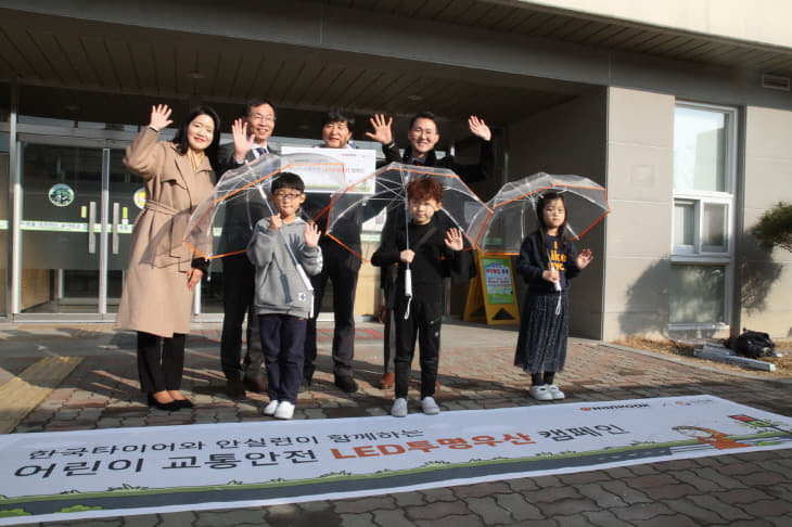 [사진자료] 한울초등학교 LED 투명우산 전달식 1