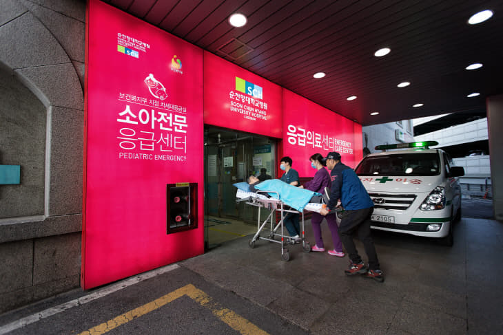 순천향대천안병원 응급의료센터에 환자를 이송하는 모습