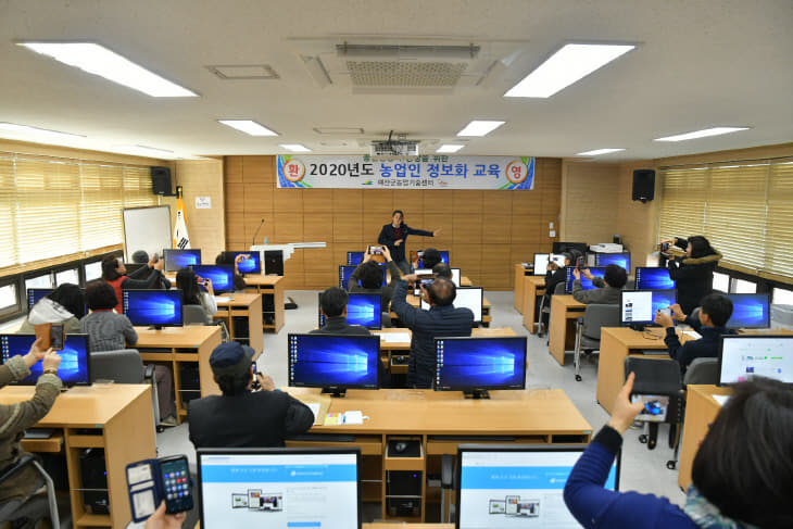 보도자료03_예산군농업기술센터 농업인 정보화 교육 모습02