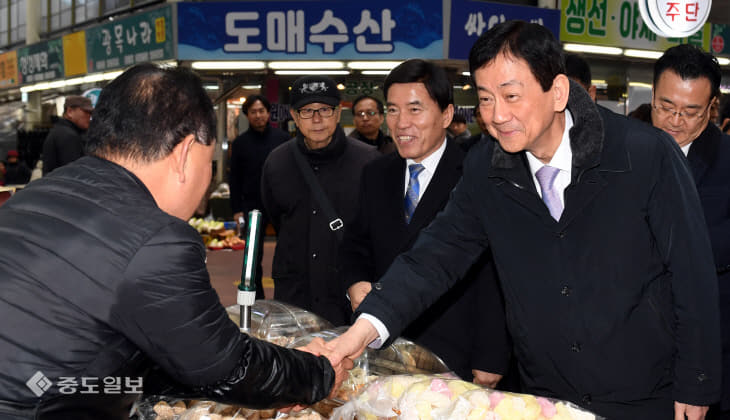 20200122-중앙시장 방문한 진영 장관2