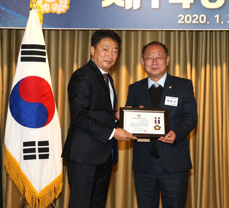 사본 -20200131 수원시의회 이종근 기획경제위원장, 지방의정봉