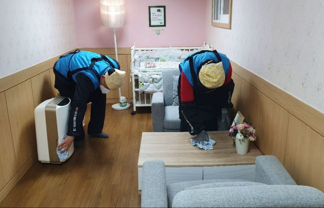 나베봉 회원들은 13일 서울 관악구 난곡동 소재 '베이비 박스'