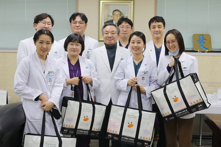 대표로 참석한 8명의 교직원 부모와 병원장이 촬영한 단체사진f